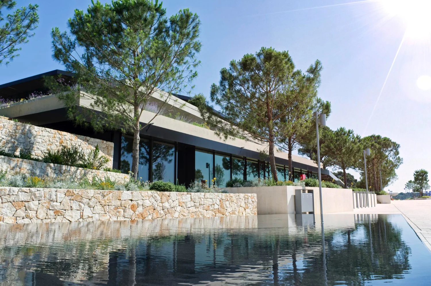 Moderne villa exterieur met automatisering